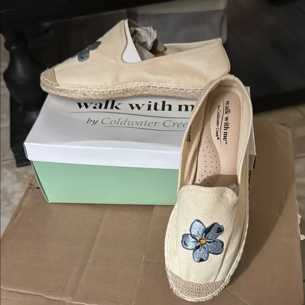 NIB Coldwater Creek Beige Espadrilles w/Blue Flower SZ 6.5 Wide RUN LARGER